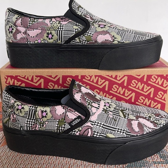Vans Shoes - Vans WMNS Classic Slip-On Stackform Tapestry Floral Black
VN0A7Q5RBM8
Platforms